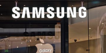 Samsung’s shares surge as much as 6% after company ships next-generation AI memory chip samples
